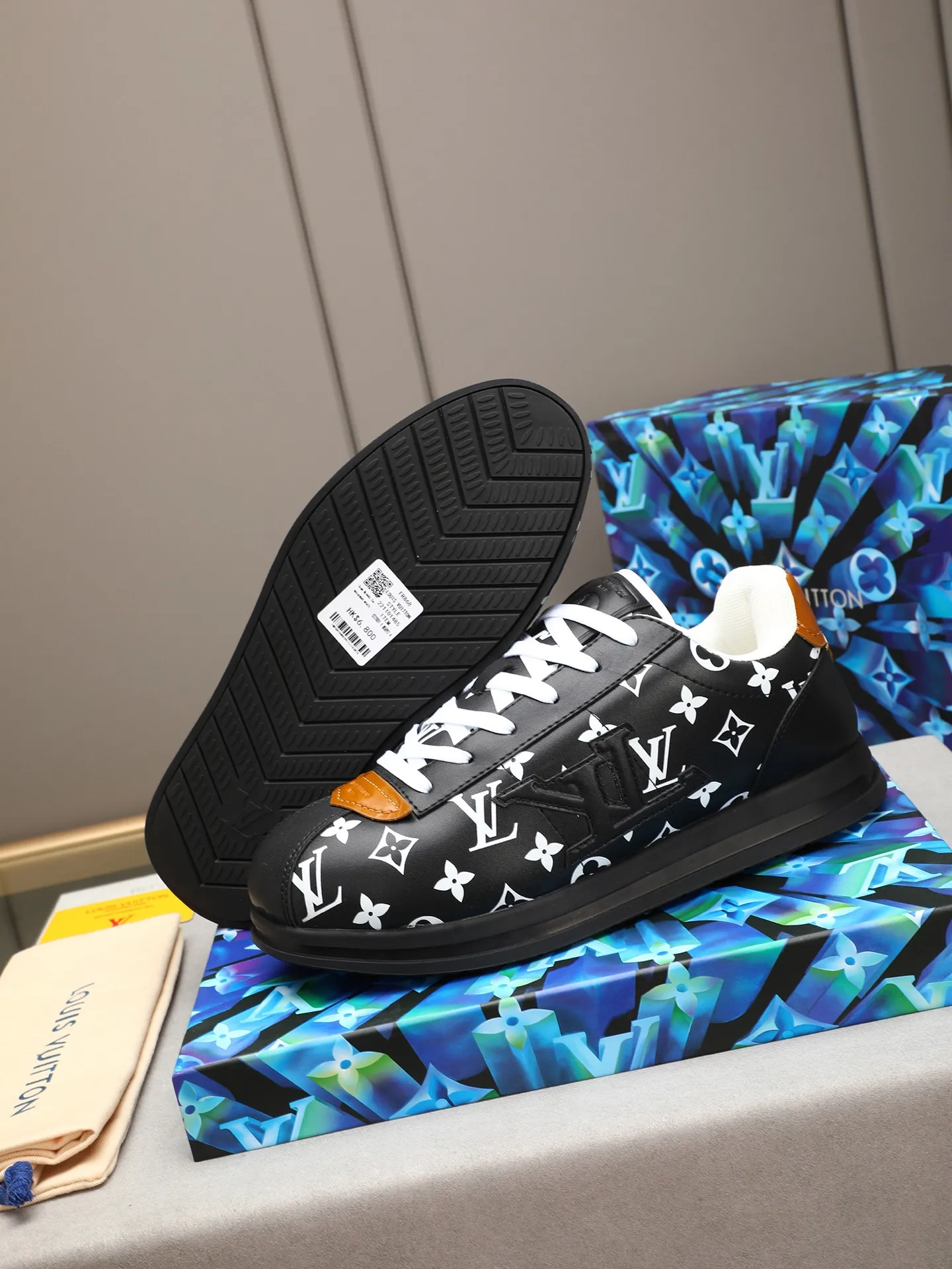 Men's Men's Shoes 💰500 LV Louis Vuitton L Jialu Brand Runner Tatic Series Thick-soled Casual Sports Shoes Running Shoes Original purchase, development, production This LV Runner Tatic sports shoe combines technical materials such as mesh fabric and ribbons to interpret the inspiration of traditional mountaineering shoes. LV letters are written on one side, the lariat buckle of the quick lacing system is embellished with Monogram flowers and Louis Vuitton logos, and the light and wear-resistant rubber outsole completes the whole. ▪️Fabric: Original imported cowhide + mesh ▪️Inner lining: Original customized breathable mesh ▪️Sole: Original open-molded anti-slip rubber combination material ▪️Size: Men's 40-44 (45 46 customized)